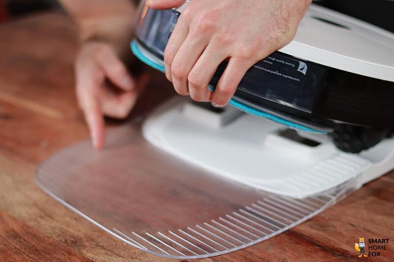 Wasserabweisende Schutzplatte der Yeedi Vac Station ist in der Nahaufnahme zu sehen